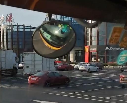 服務(wù)區(qū)停車場現(xiàn)遺棄包裹，司機(jī)警示 這個(gè)東西不能撿